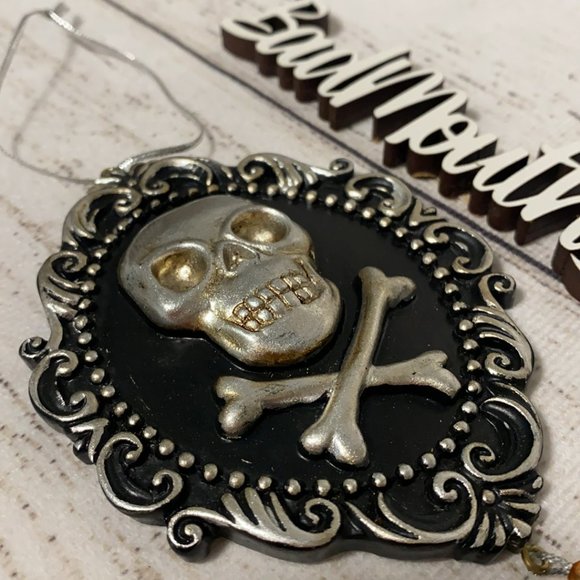 Michael's Halloween Resin Skull Skeleton Cameo Ornament - Picture 2 of 4
